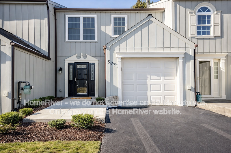 Cranberry Twp Townhome: 587 Brandywine Dr