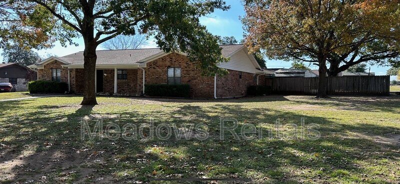 Lorena House: 140 Towne West Drive