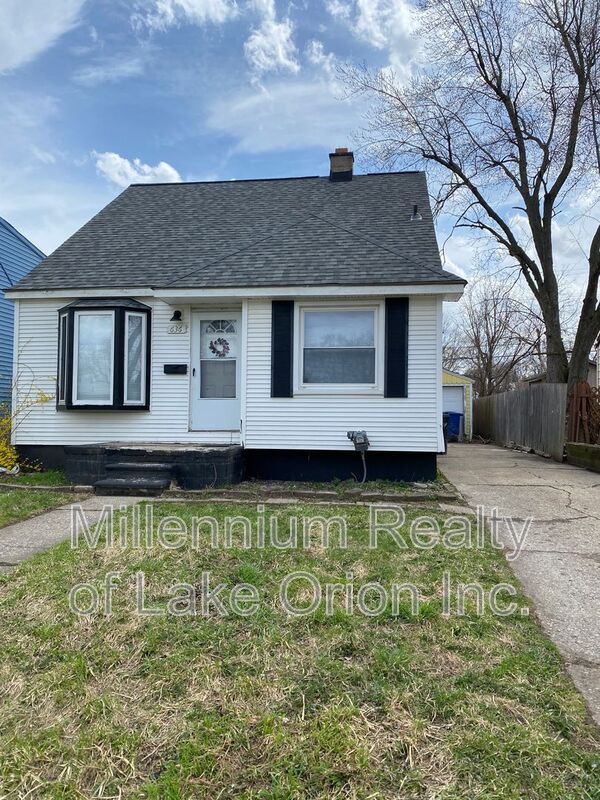 Pontiac House: 636 Lebaron Ave