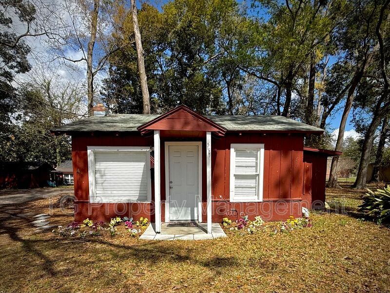 Jacksonville House: 5687 Akra Ave