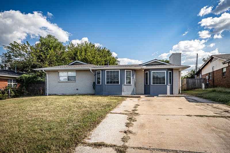 Lawton House: 408 Northwest Woodridge Drive