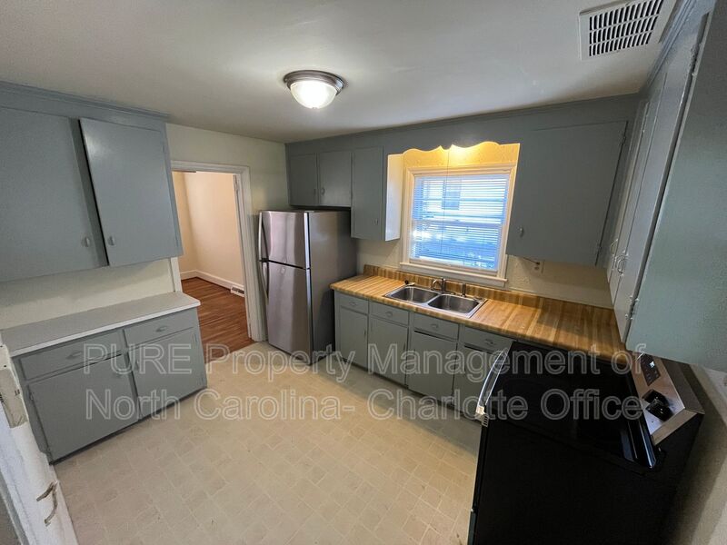 Charlotte House: 1932 Sandhurst Drive