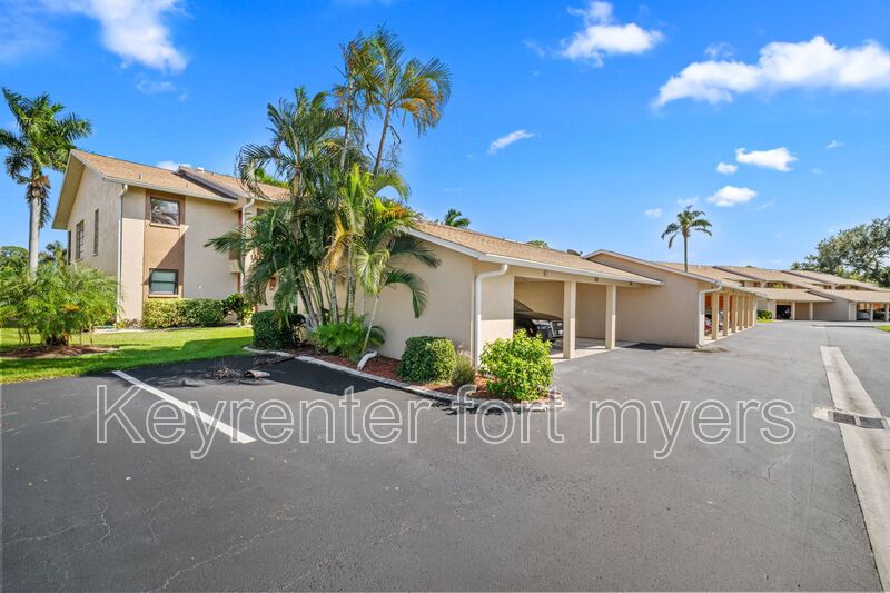 North Fort Myers House: 15350 MOONRAKER CT