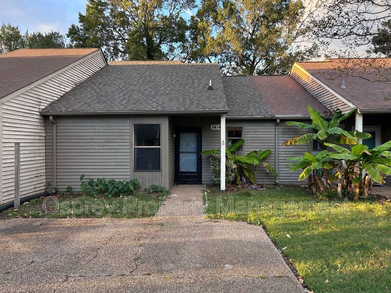 Cozy 2-Bedroom Townhome in Virginia Beach "ASK ABOUT OUR ZERO DEPOSIT" - Photo 1