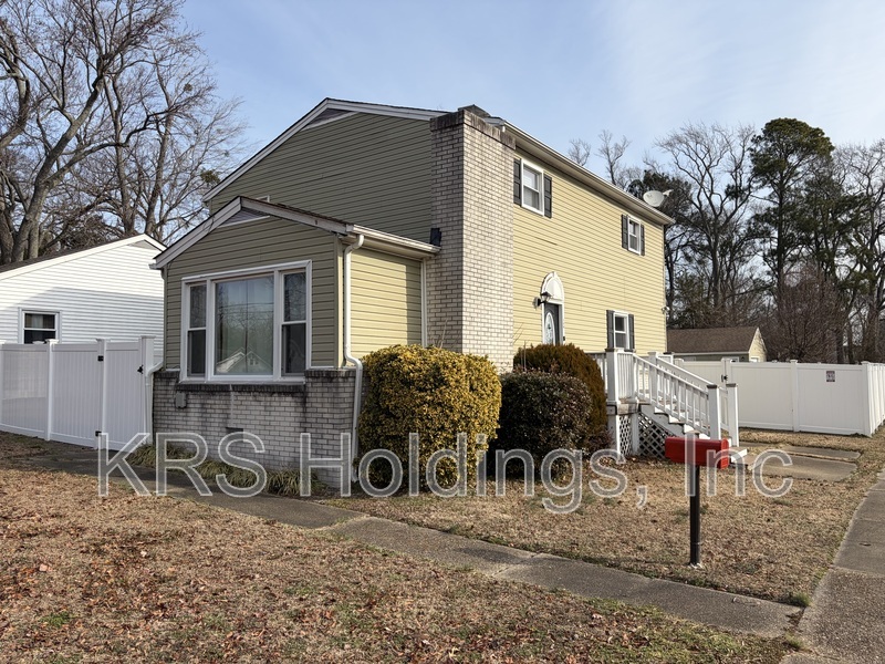 Hampton House: 300 Hampton Roads Ave VA