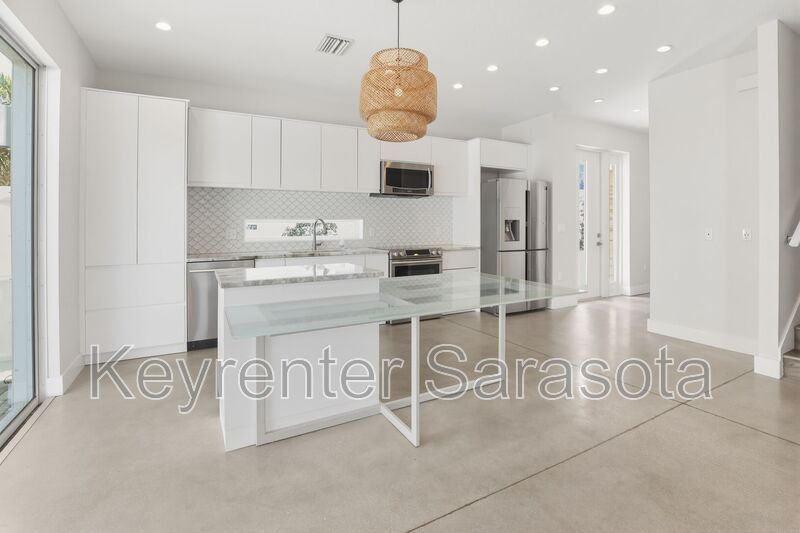 Sarasota House: 2066 Roselawn St