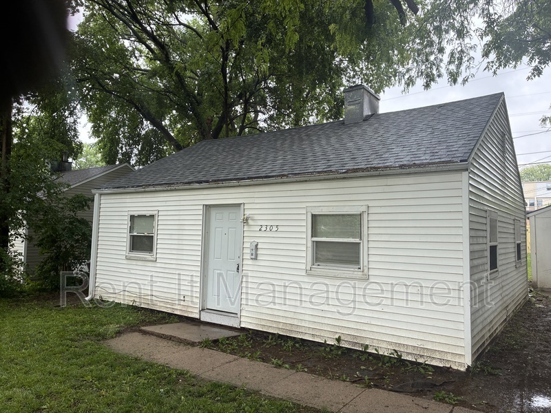 Omaha House: 2305 John A Creighton Blvd
