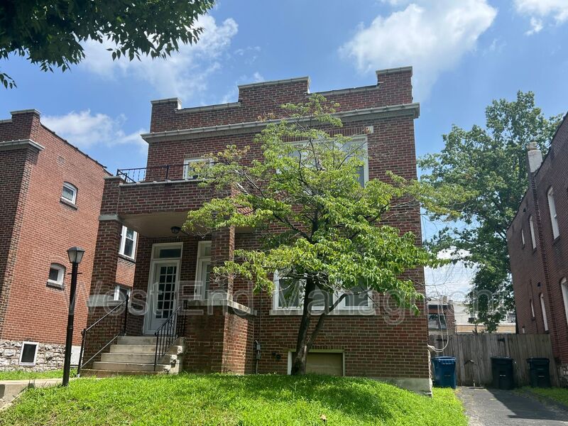 Richmond Heights Condo: 1018 Commadore Dr.