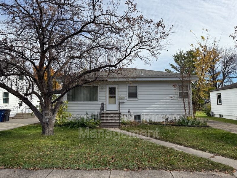 Moorhead House: 614 16th ST N