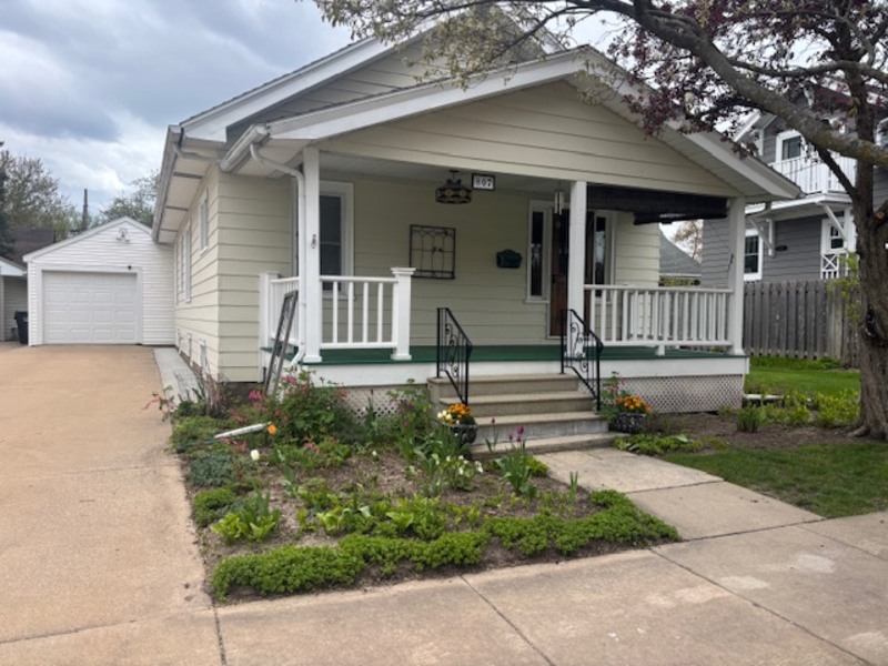 Appleton House: 807 East Atlantic Street