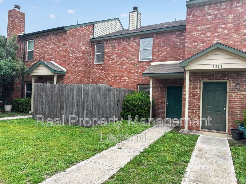 Garland House: 3211 Roundtree Lane