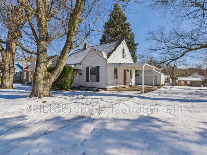 Akron House: 871 Kennebec Ave