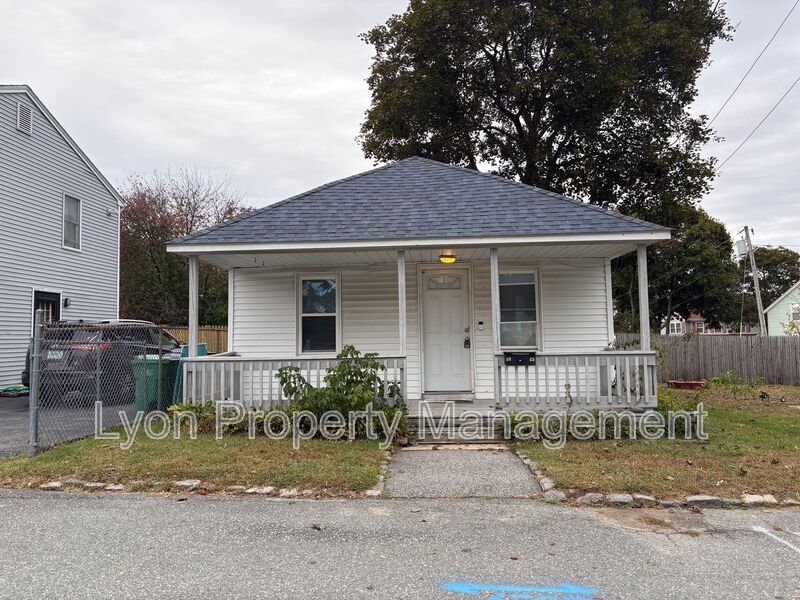 Warwick House: 15 Harvard Ave