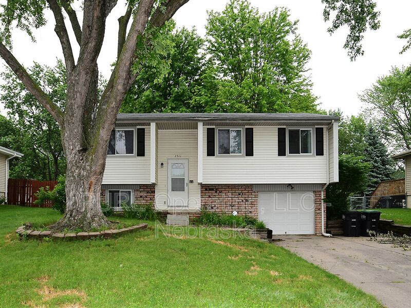 Omaha House: 2511 N 143 Av
