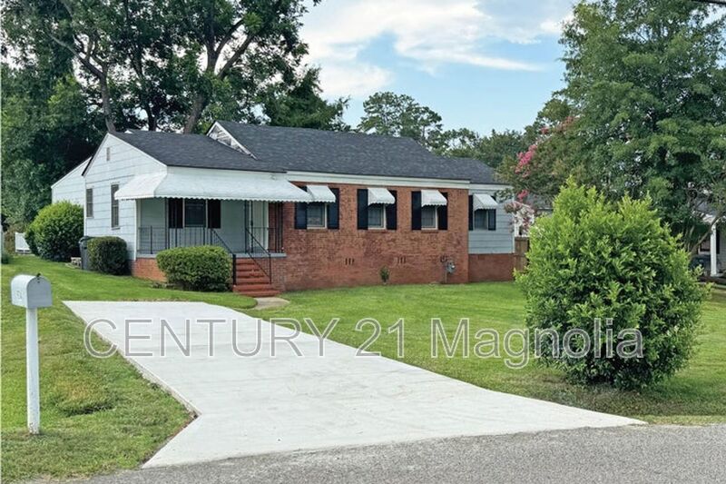 Augusta House: 934 Bluebird Rd