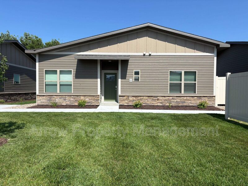 Grand Island House: 1215 North Claude Road