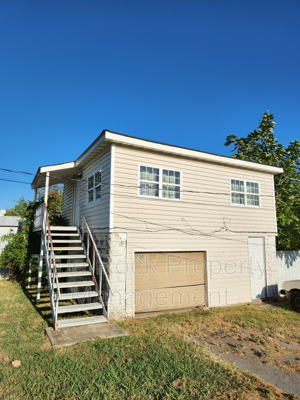 Ada House: 700 1/2 W 16th Street (BILLS PAID- not including tv or wifi)