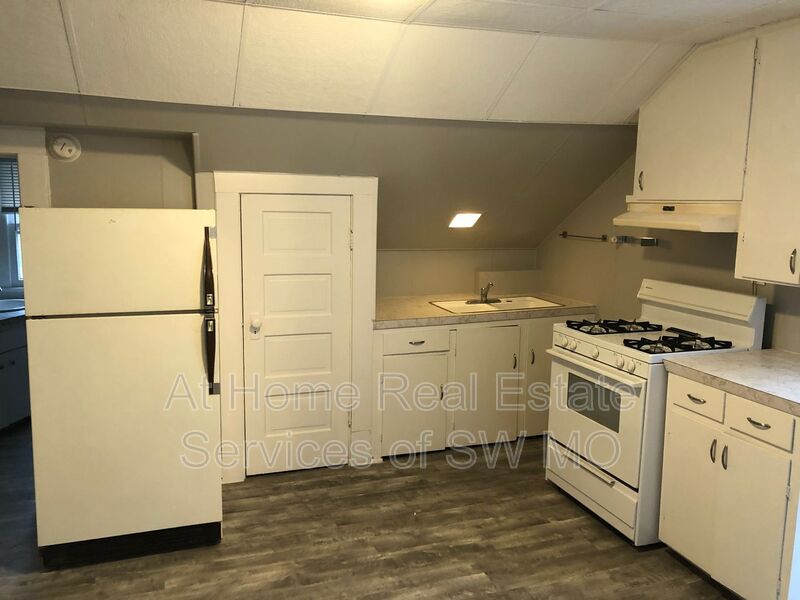 Springfield House: 649 S Main