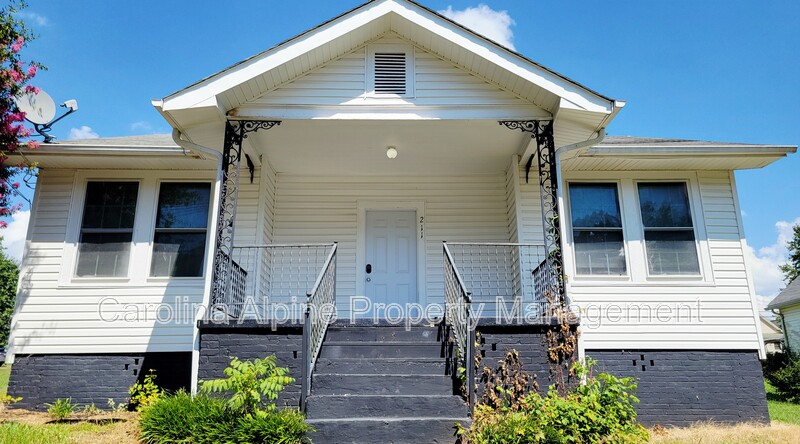 High Shoals House: 211 River Street