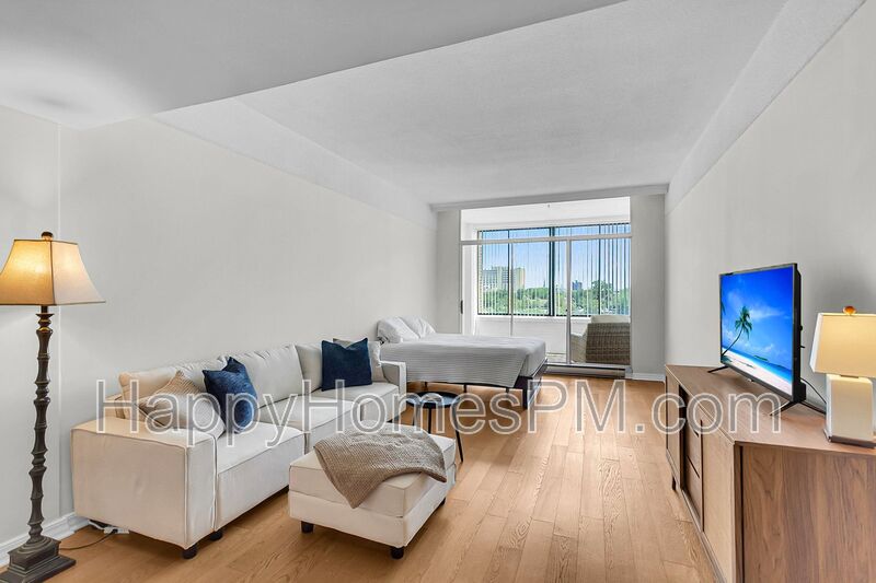 Charleston House: 14 Lockwood Dr