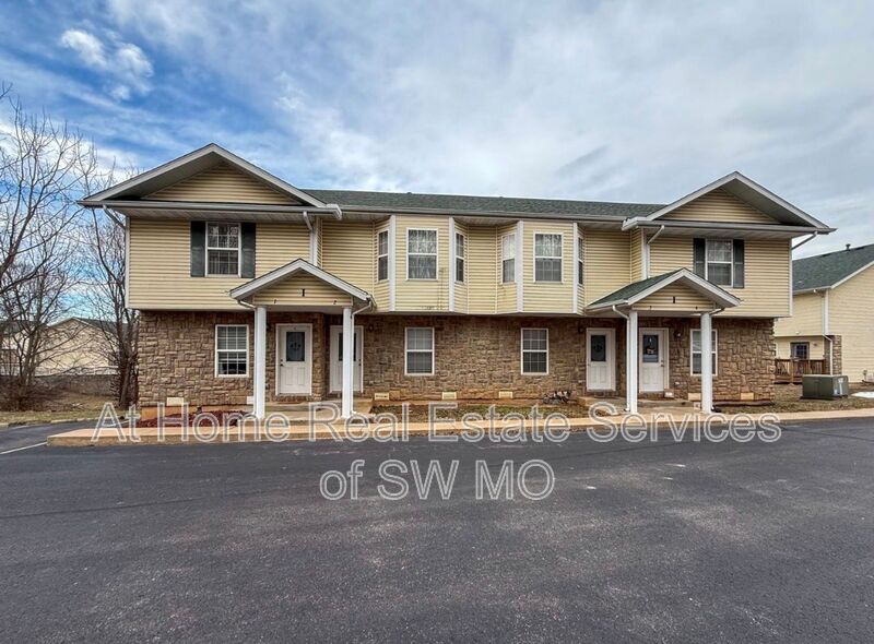 Springfield Townhome: 1820 W Walnut Lawn St