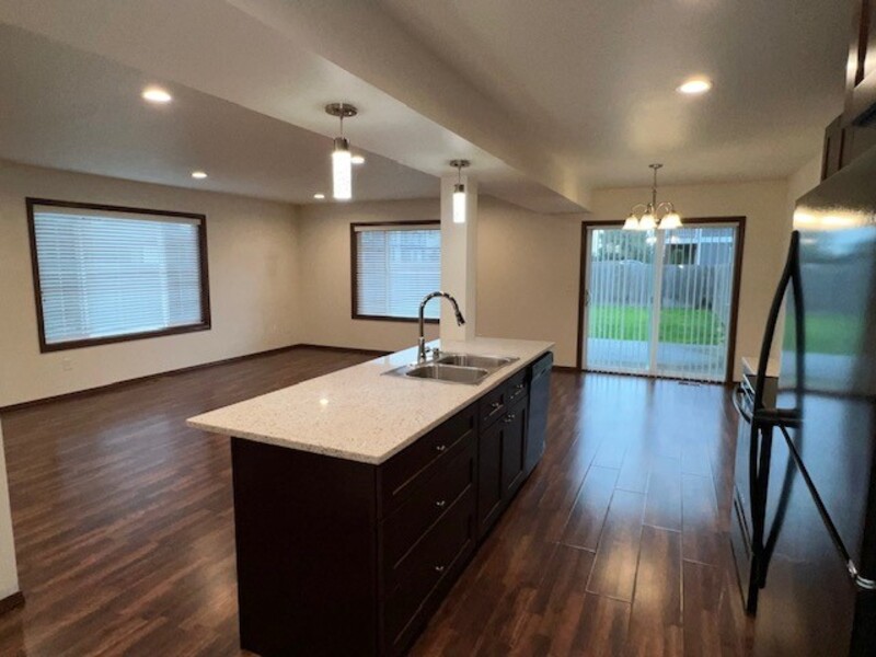 Lynden Condo: 2025 Aaron Drive - B