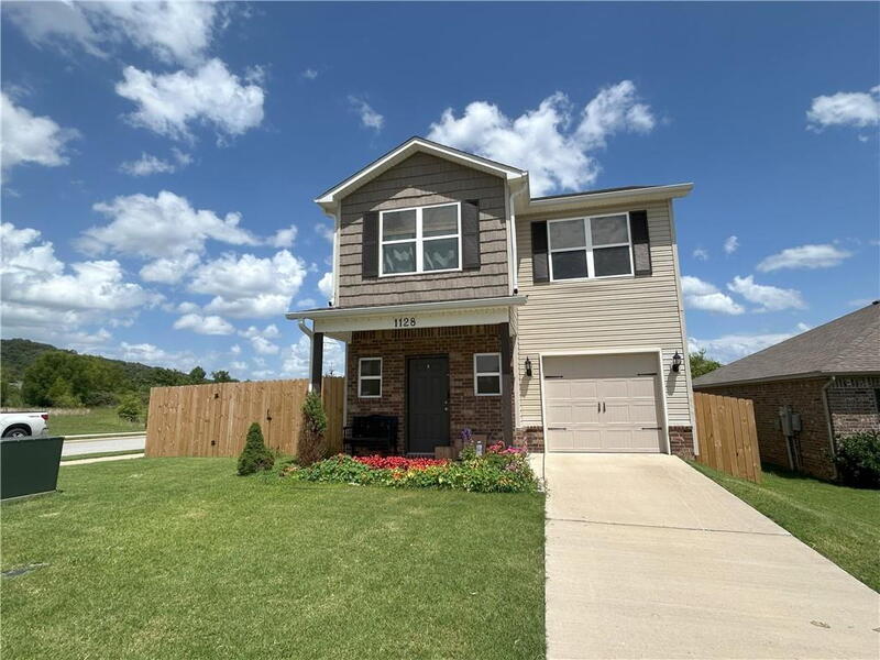 Fayetteville House: 1128 South Nighthawk Lane