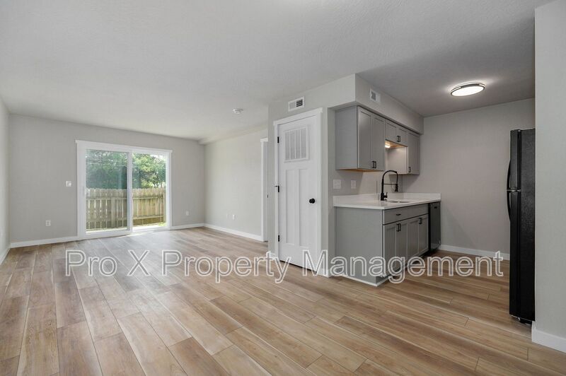 Springfield Condo: 2213 East Macs Court - 4