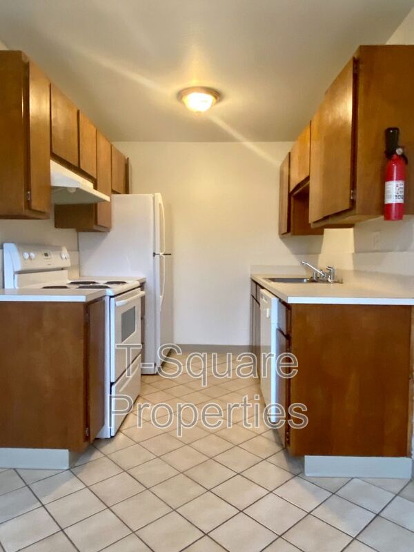 Everett House: 5804 Highway Pl