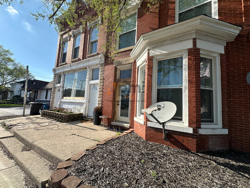 Lowell Condo: 509 E Commercial Ave