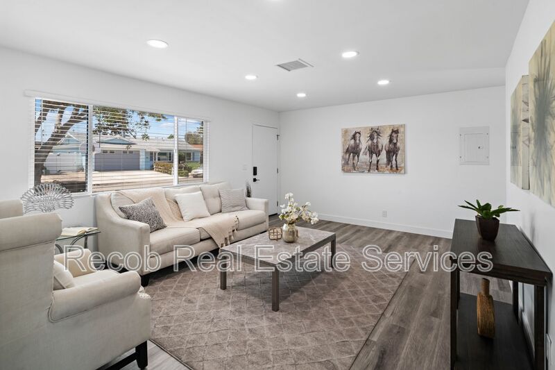 San Diego House: 6634 - 6644 Rockglen Avenue