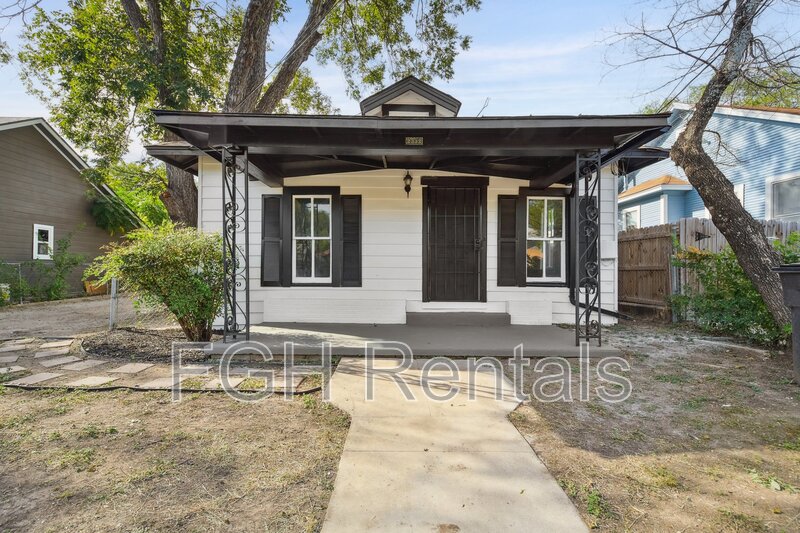 San Antonio House: 2332 E Houston St