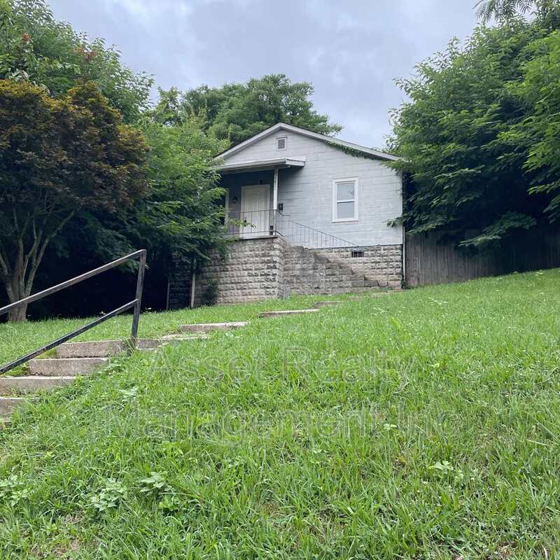 Knoxville House: 3821 Hampton Avenue