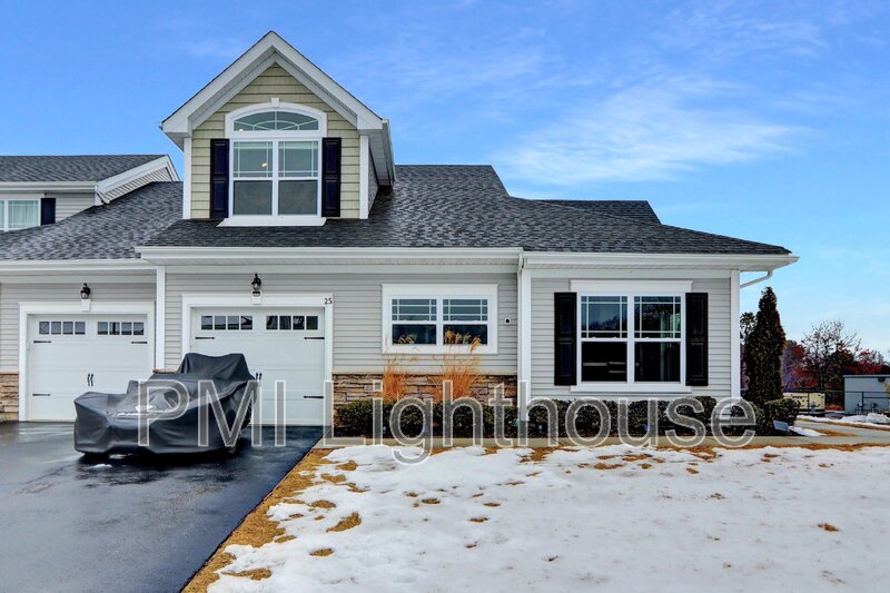 Coram Townhome: 25 Willow Drive