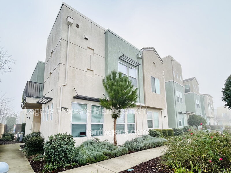 Sacramento House: 3998 East Commerce Way