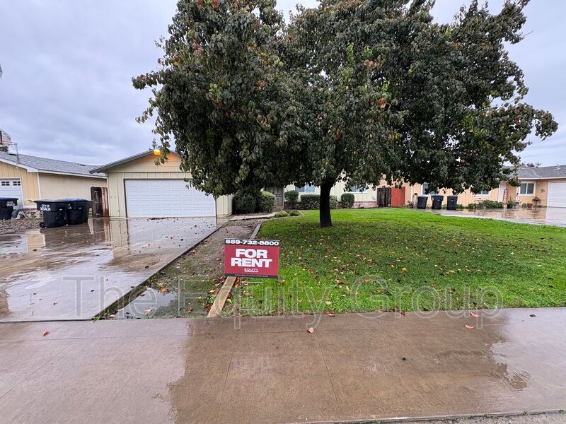 Visalia House: 1439 West Evans Ave