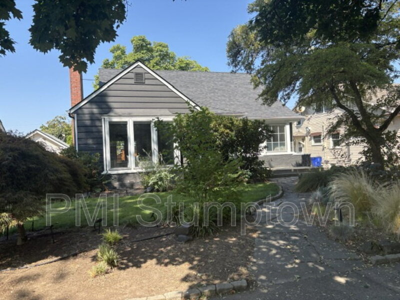 Portland House: 7407 Southeast 30th Avenue