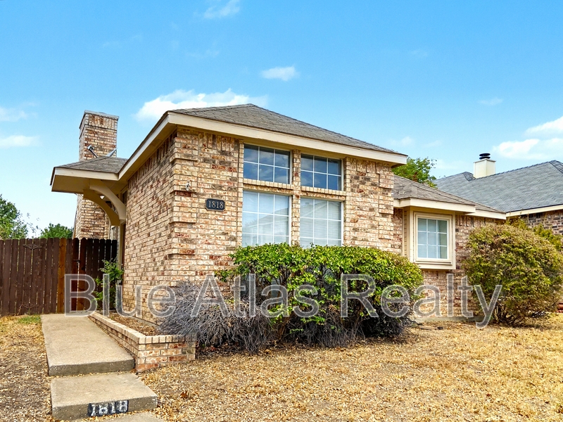 Lewisville House: 1818 Orchard Drive