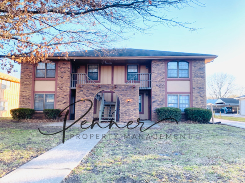 OAK GROVE House: 105 SW 20TH ST