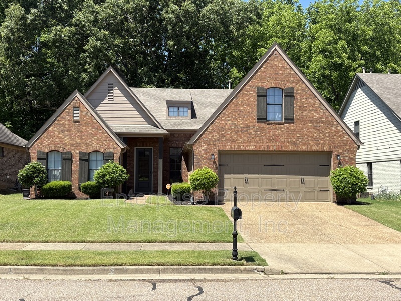 Arlington House: 6153 Lubiani Valley Dr