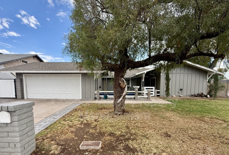 Glendale House: 4415 West Gelding Drive