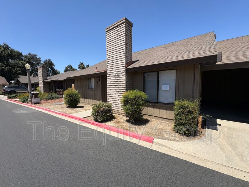 Visalia House: 811 W. Arlen Ct