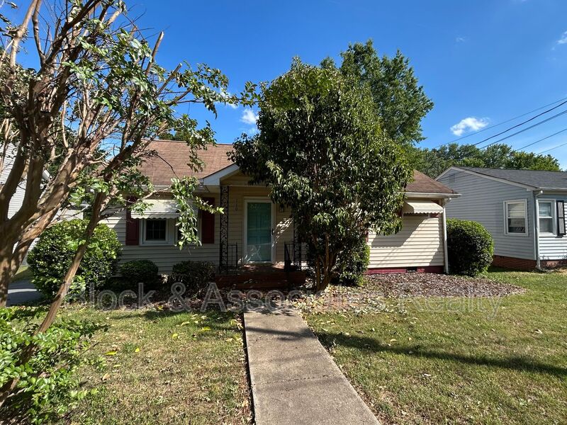 Kernersville House: 110 Oakland Ave