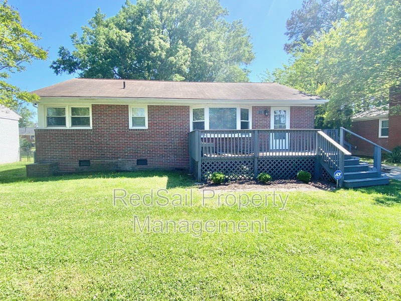 Hampton House: 10 Westlawn Dr