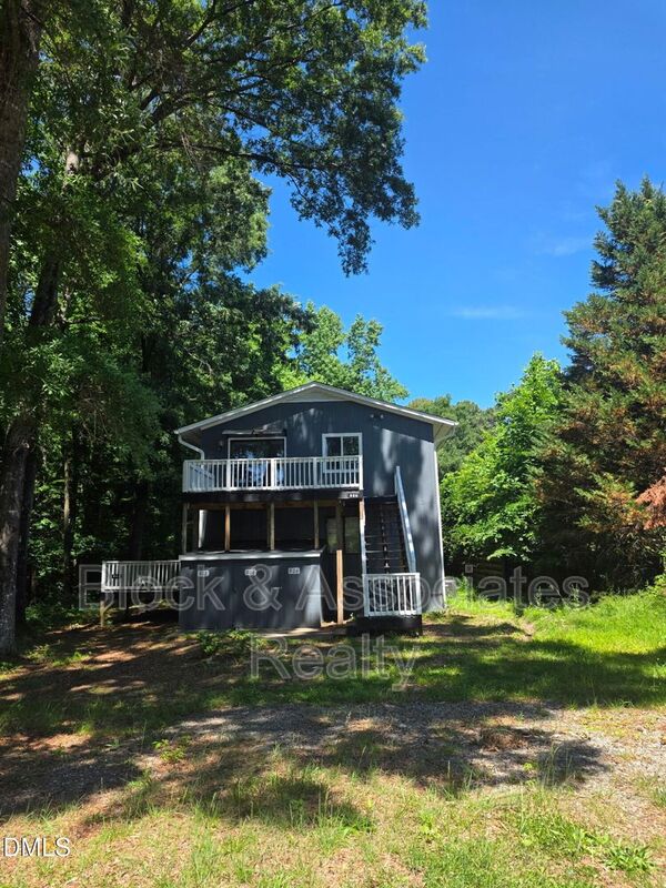 Cary House: 902 W Chatham St