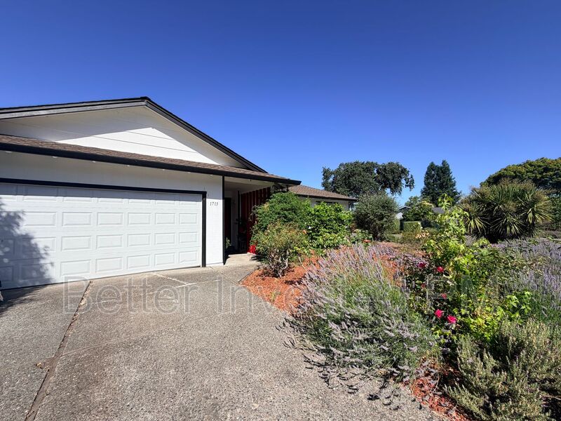 Santa Rosa House: 1713 Mariposa Dr