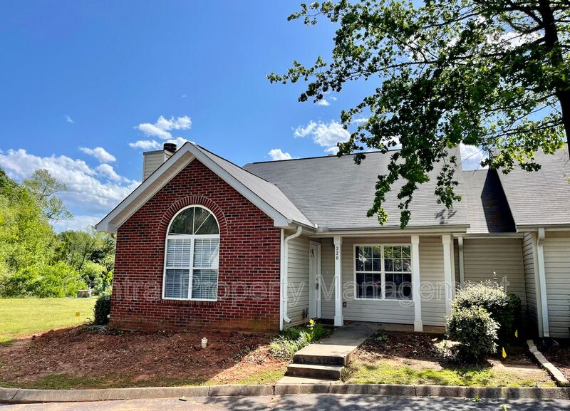 Simpsonville House: 320 Woodruff Park Lane
