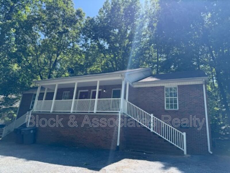 Asheboro House: 746 Breeze Hill Rd