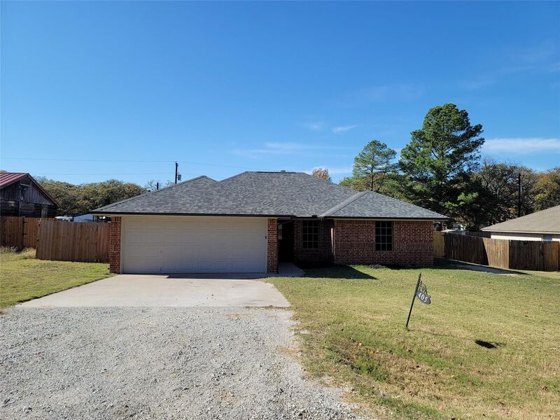Azle House: 405 Oakwood St