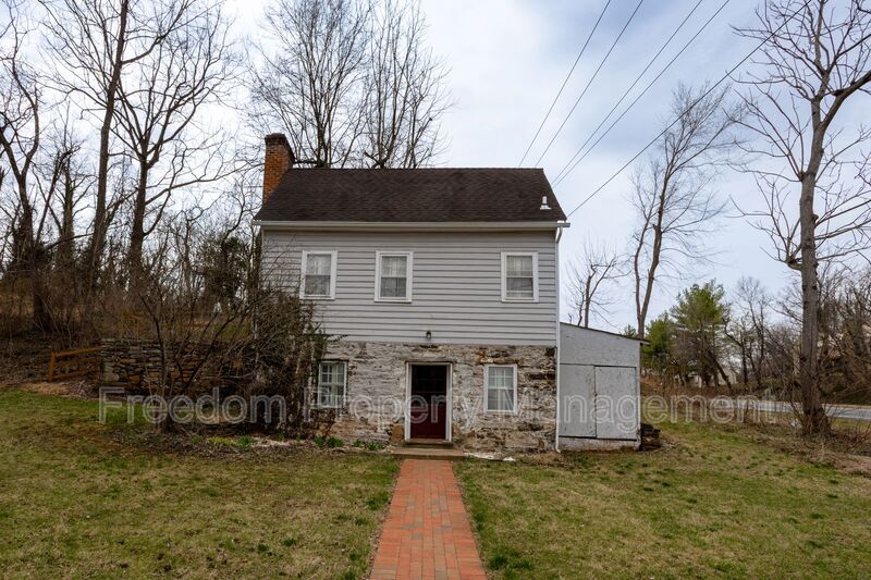 Gainesville House: 8200 Buckland Mill Rd